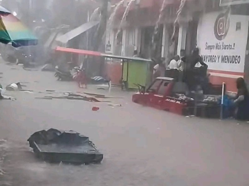 Fuertes lluvias dejan encharcamientos en el mercado de Huixtla