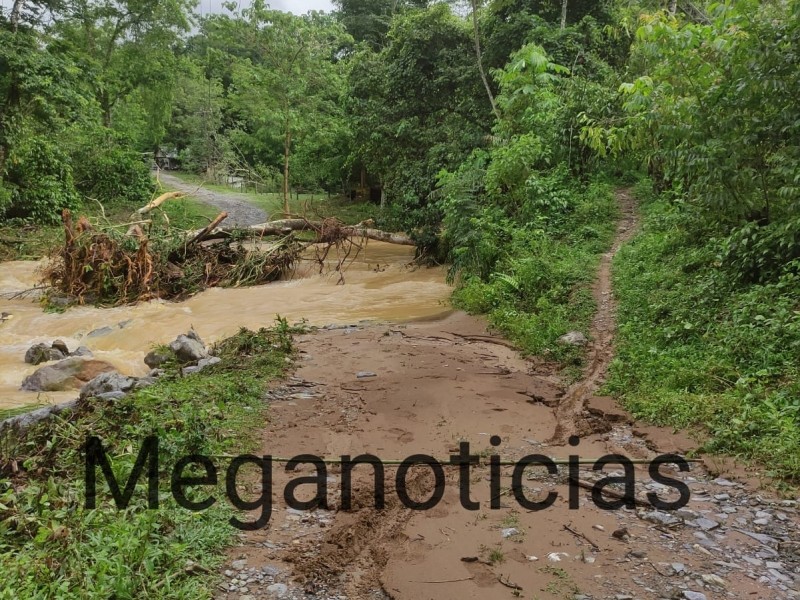 Fuertes lluvias derriban puente peatonal en Zoquitlán