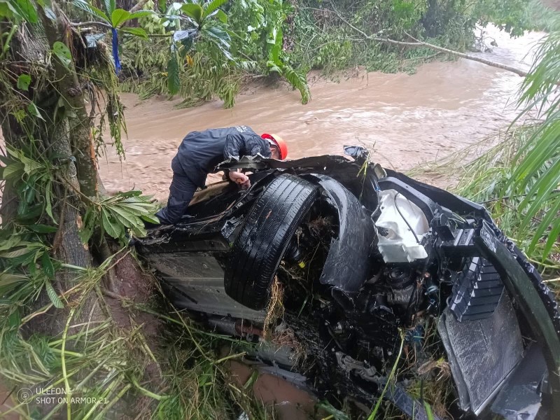 Fuertes lluvias en Xalapa arrastraron dos vehículos en Valle Real
