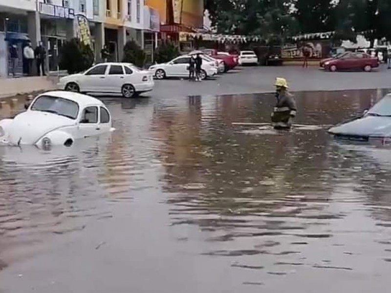 Fuertes lluvias generan inundaciones y encharcamientos en la capital