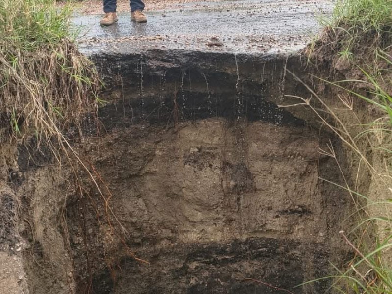 Fuertes lluvias generan socavón en el municipio de Apulco
