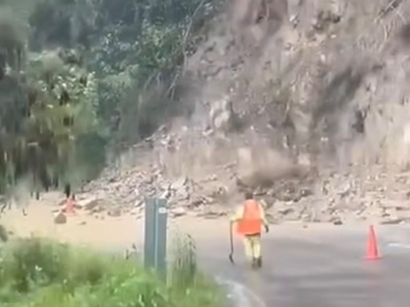 Fuertes lluvias golpean la Sierra Queretana; suspenden clases y cierran carreteras