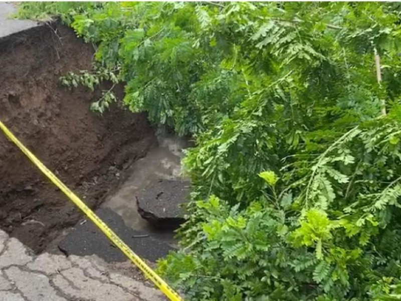 Fuertes lluvias ocasionan socavón en Jilotepec