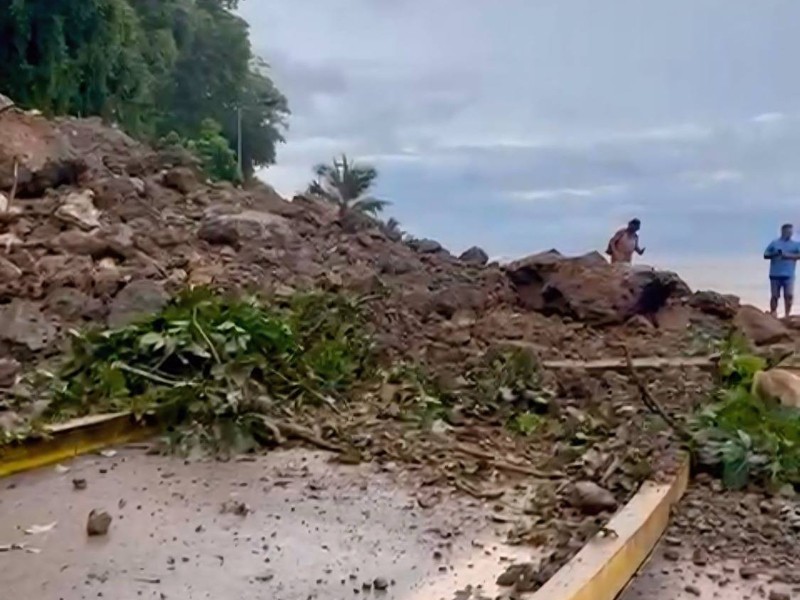 Fuertes lluvias provocan deslave y bloqueo en Paseo de Aticama; ¡Extreme precauciones!