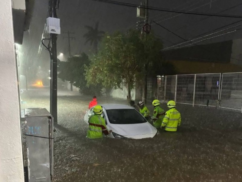 Fuertes lluvias provocan emergencia en Ixtepec, auto queda varado