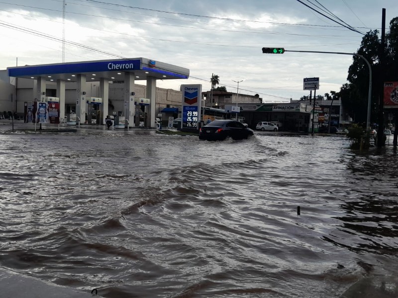 Fuertes lluvias provocan encharcamientos e inundaciones en diversos sectores de Los Mochis