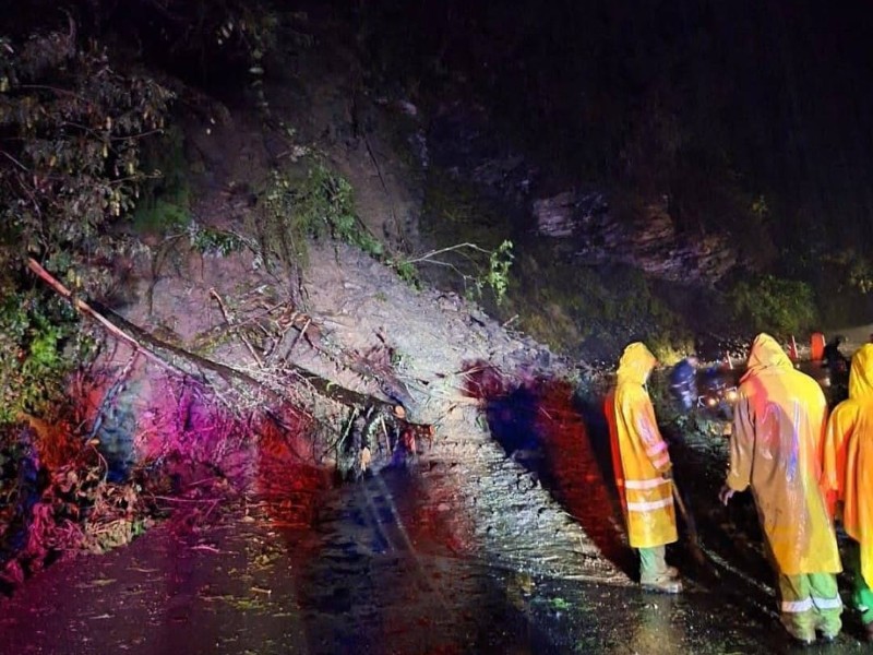 Fuertes precipitaciones en la Sierra Gorda, comitiva de gobierno en ruta.