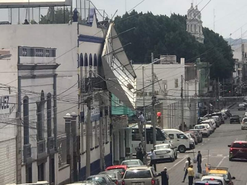 Fuertes ráfagas de viento tiran domo de escuela