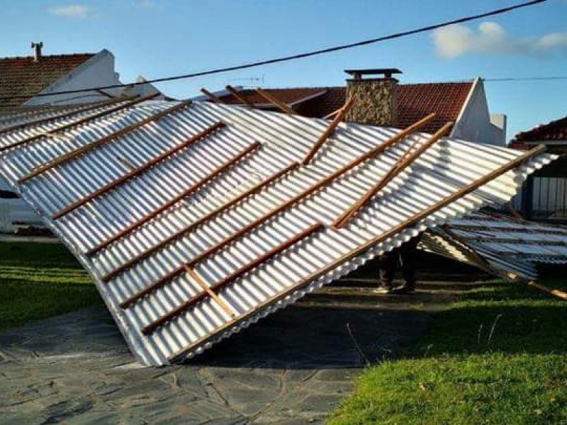 Fuertes ráfagas de viento derriban postes y techos en Huauchinango