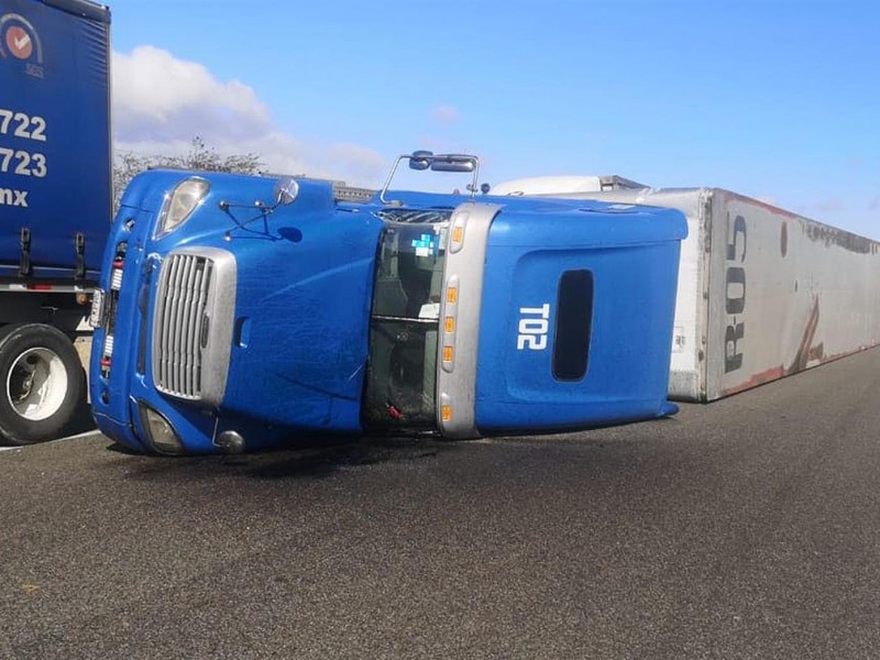 Fuertes ráfagas de viento vuelcan 8 tráileres