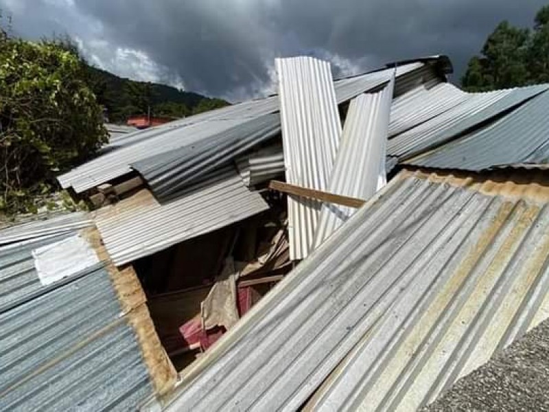 Fuertes vientos afectan viviendas en SCLC