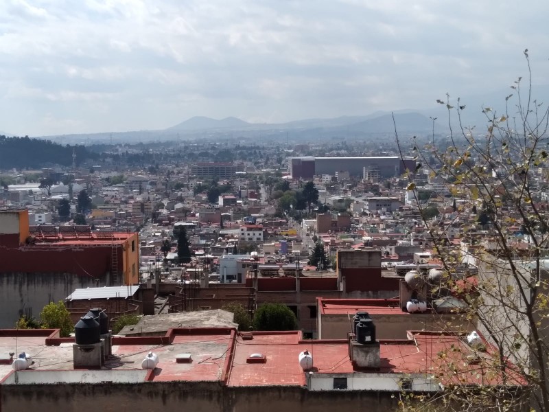 Fuertes vientos azotan a la capital mexiquense