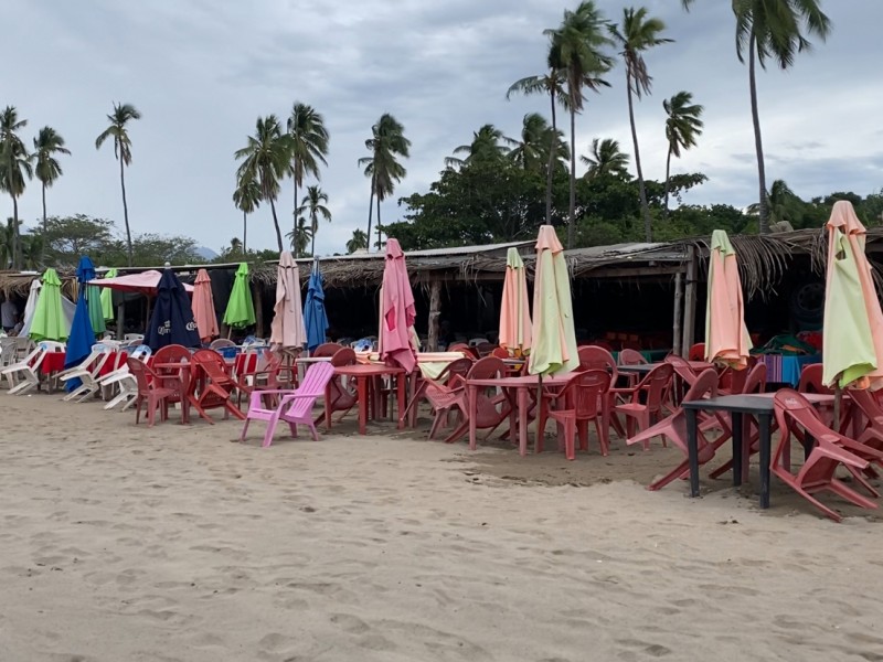Fuertes vientos complican instalación de mobiliario en playa Linda