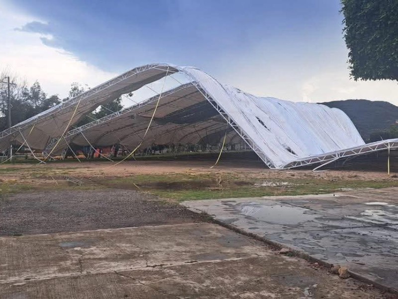 Fuertes vientos derriban domo de la feria de Comitán