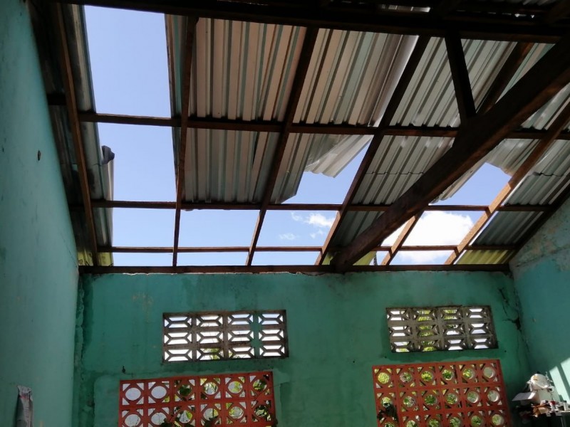 Fuertes vientos desprenden techos en 22 viviendas de Atoyac