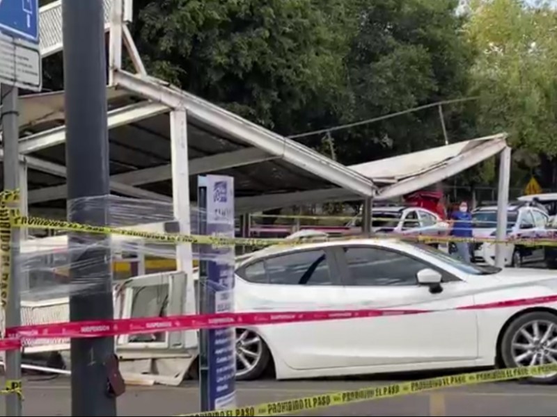 Fuertes vientos provocan caída de espectacular en Tlalnepantla