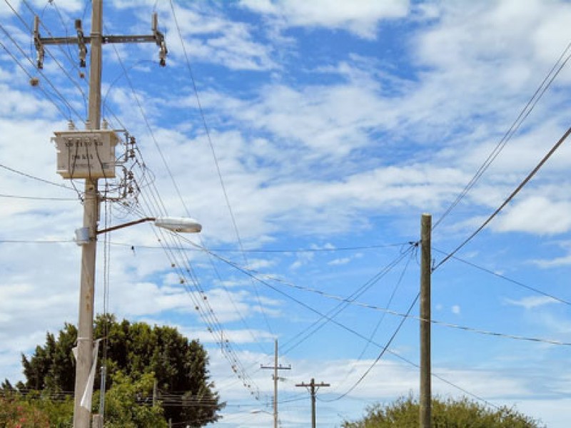 Fuertes vientos provocan fallas eléctricas en colonias de Salina Cruz