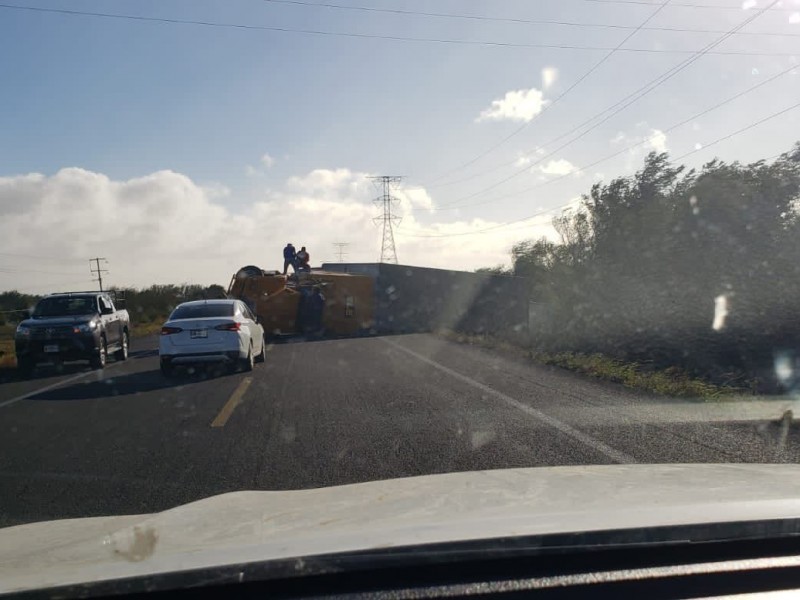 Fuertes vientos provocan volcadura de tráiler en la Ventosa