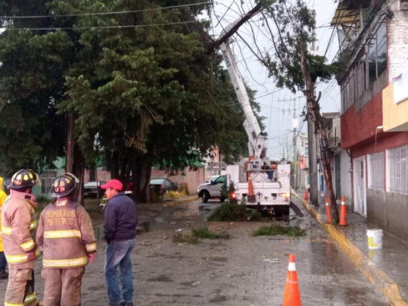 Fuertes vientos y precipitaciones azotan al Valle de Toluca