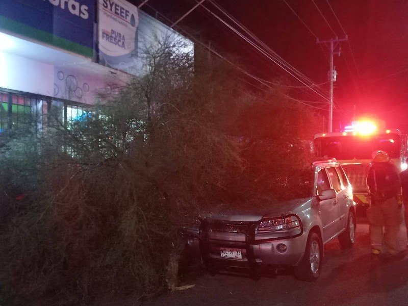 Fuertes vientos y tormenta eléctrica provocan daños en Navojoa