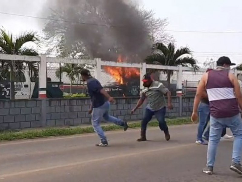 Fuerza Civil repliega a disparos a pobladores de Cd. Isla