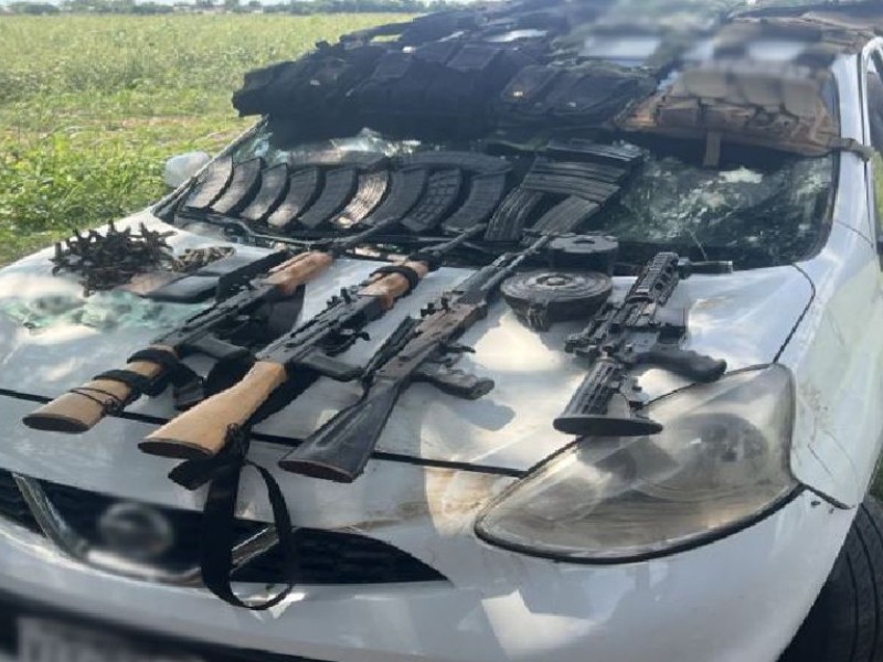 Federales aseguran  a cuatro personas  armamento y droga en Sinaloa