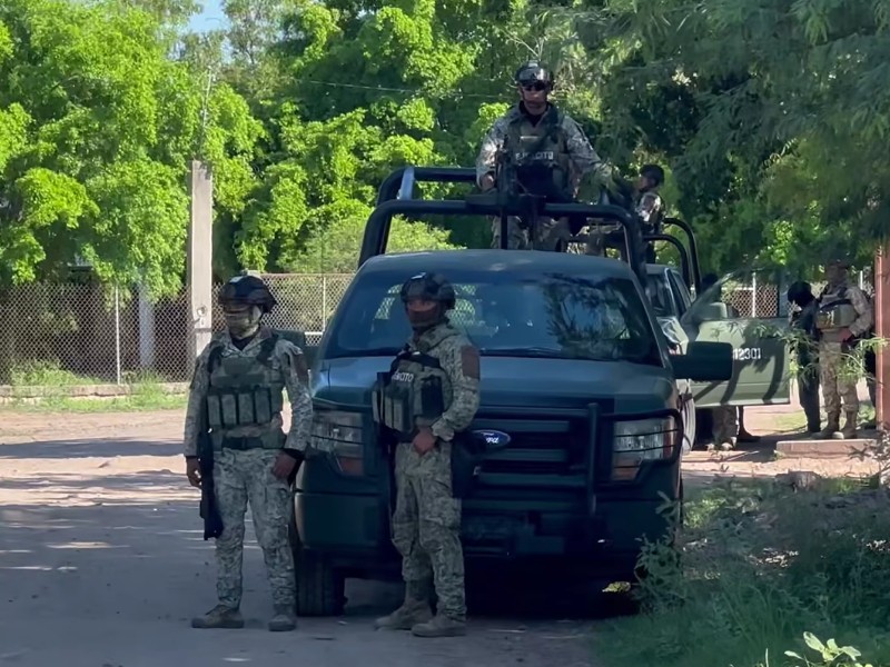 Fuerzas federales catean domicilio en Las Playitas, Guasave
