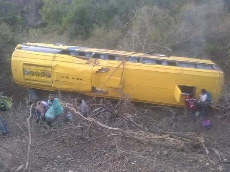 Fuerte accidente deja lesionados en el municipio de Piaxtla