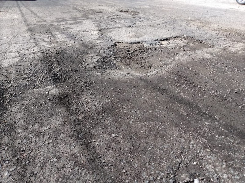 Fufa de agua provoca baches en colonia Los Volcanes