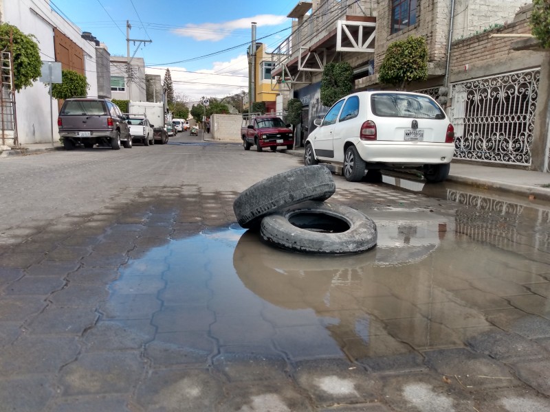 Fuga causa hundimiento; vecinos improvisan llantas