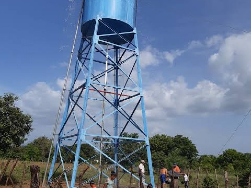 Fuga de agua afecta a colonias de León