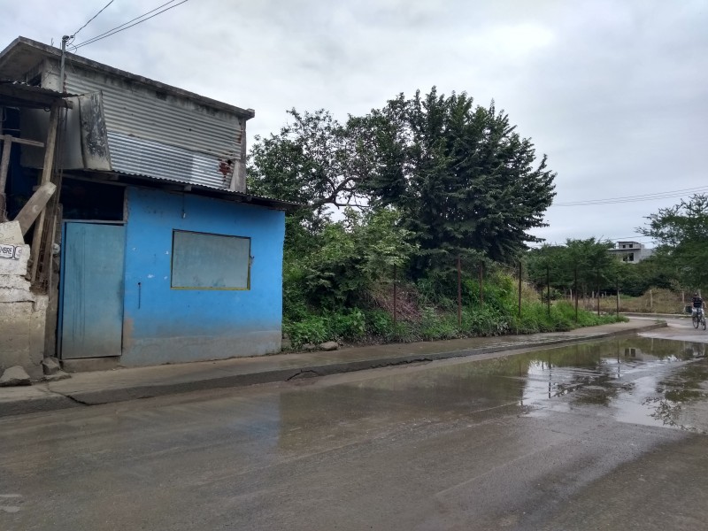 Fuga de agua afecta a comerciantes y taxistas