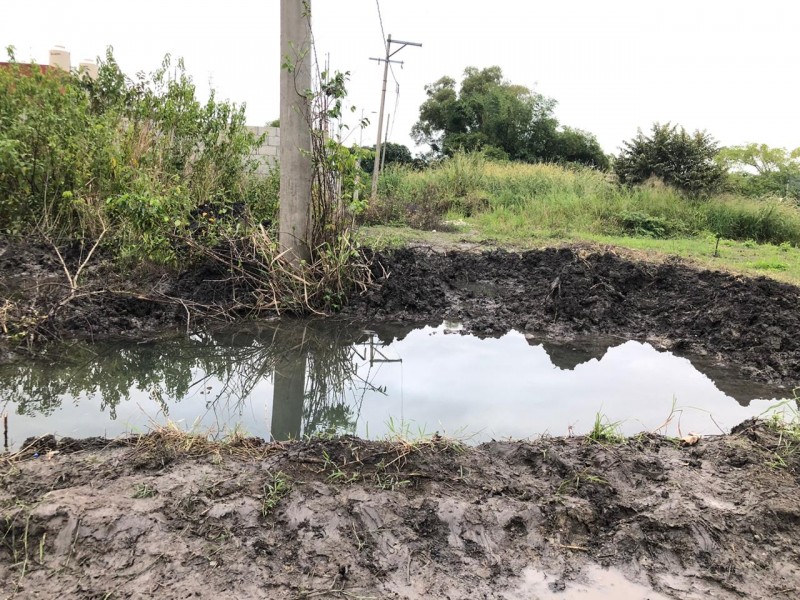 Fuga de agua causa estancamiento en la Sol de Justicia