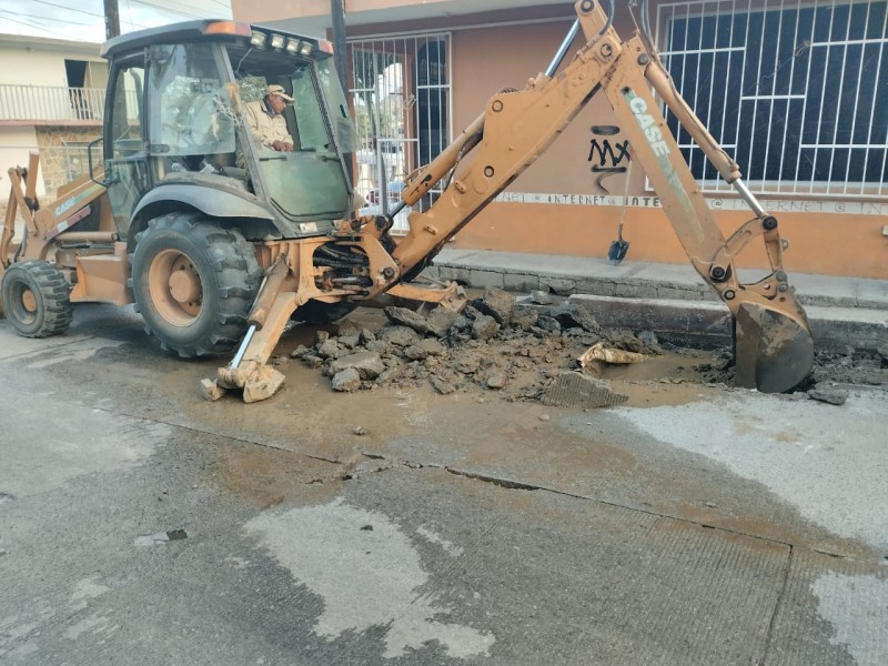 Se registra fuga de agua en calle de CSL