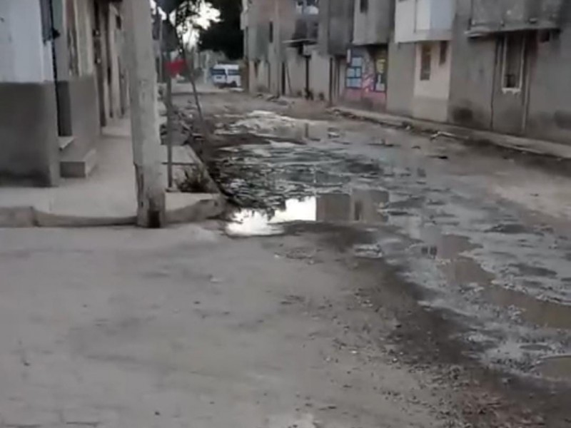 Fuga de agua en calle Jacarandas