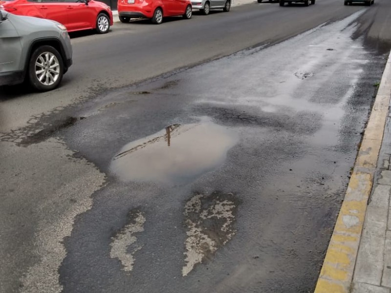 Fuga de agua en colonia Santiago