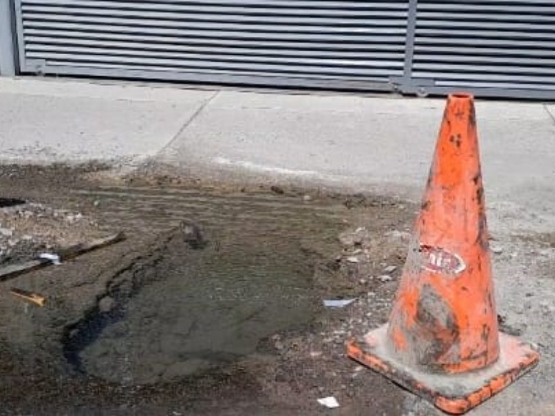 Fuga de agua en el Centro de Durango representa riesgo vial