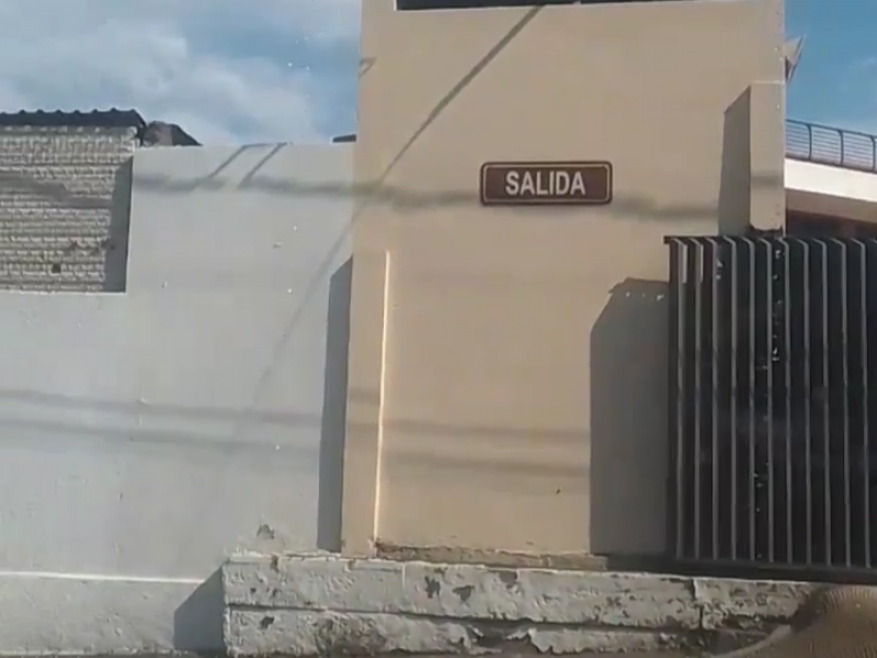 Fuga de agua en escuela en Metepec