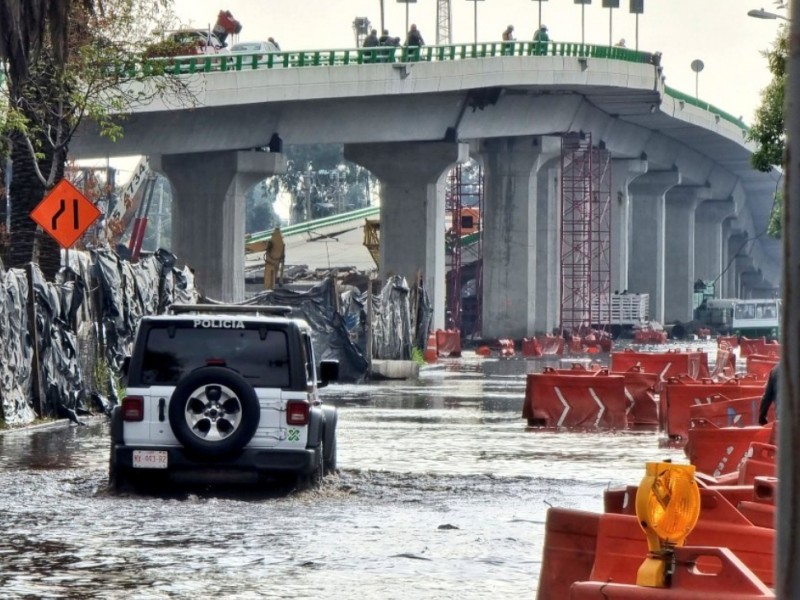 Fuga de agua en Periférico provoca cierre de veinte pozos