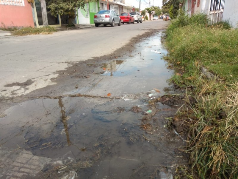 Fuga de agua en Río Medio.