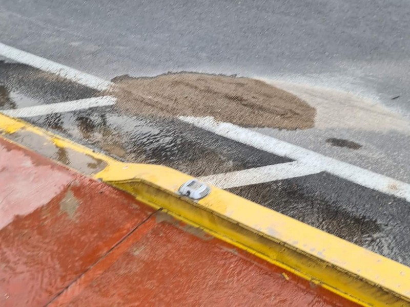 Fuga de agua frente OOSAPAT, 3 reportes durante la mañana