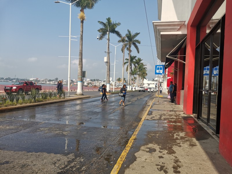 Fuga de agua genera incomodidad a transeúntes