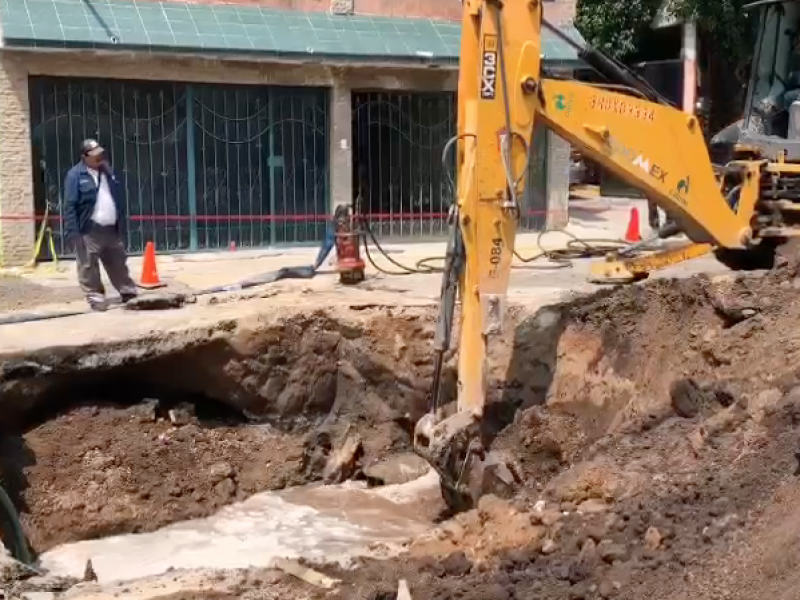 Fuga de agua inunda casas en Ecatepec