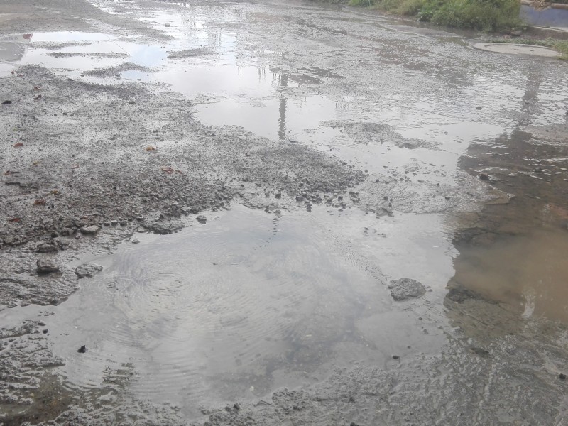 Fuga de agua lleva más de 15 días