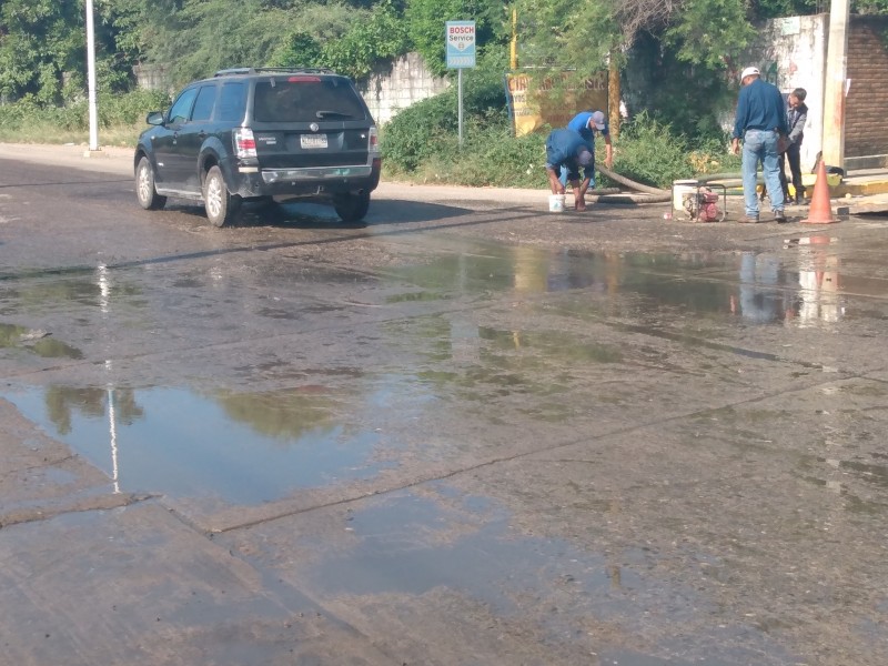 Fuga de agua por descuido de vecinos SalinaCruz