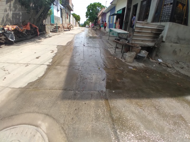 Fuga de agua potable cumple 30 días sin atención; Tehuantepec