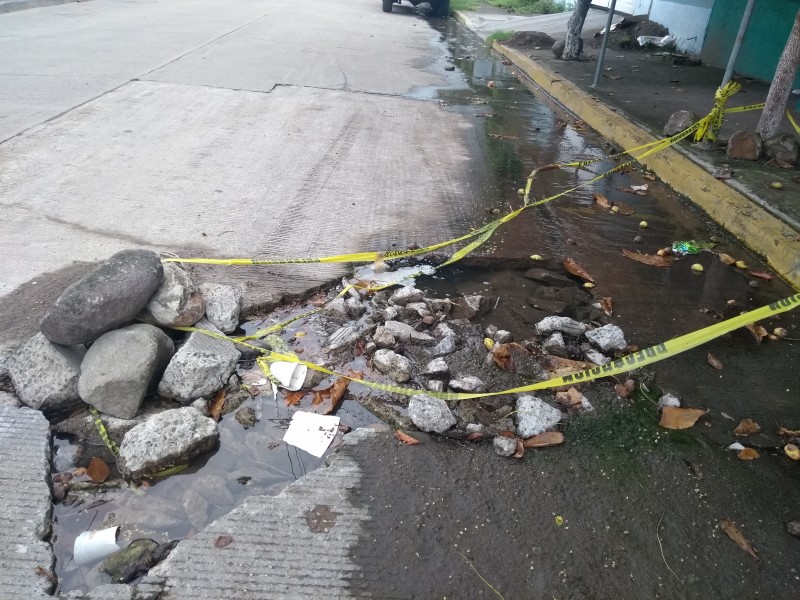 Fuga de agua potable en Agustín Acosta Lagunés