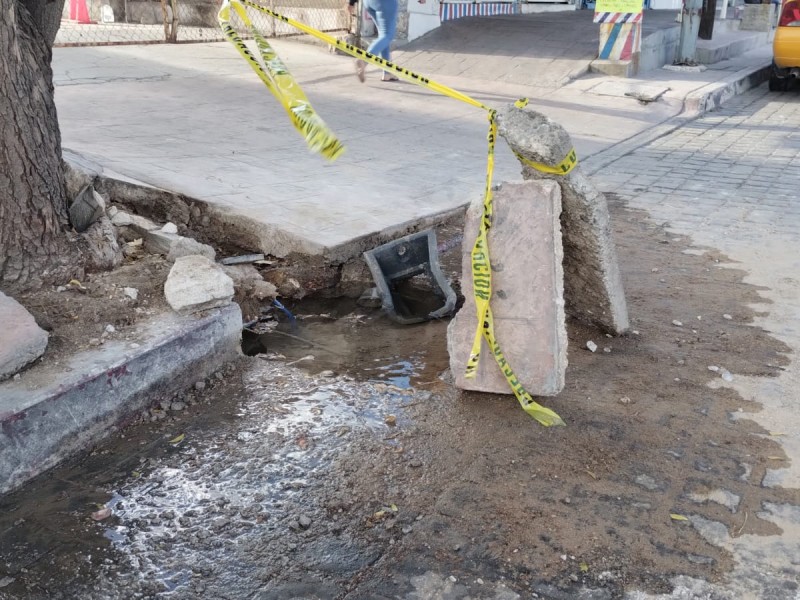 Fuga de agua potable en pleno centro de la ciudad