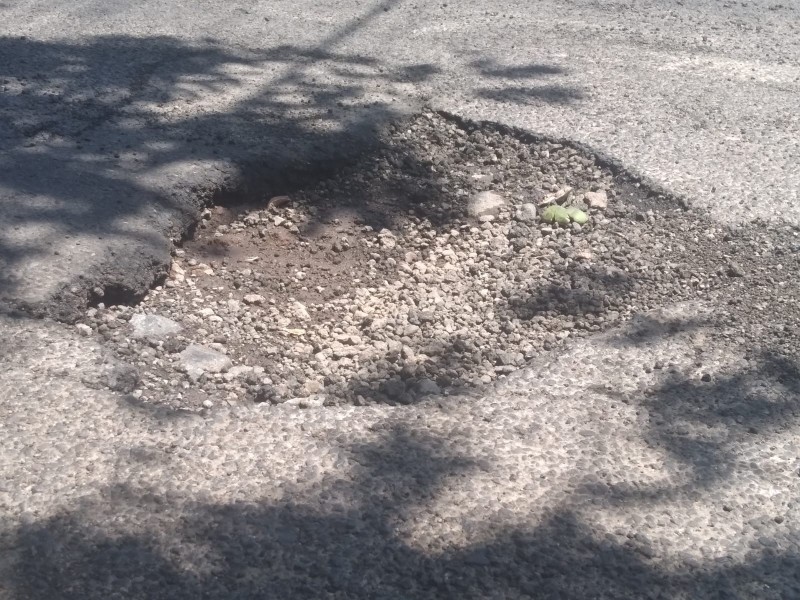 Fuga de agua potable genera un gran bache: denuncian ciudadanos