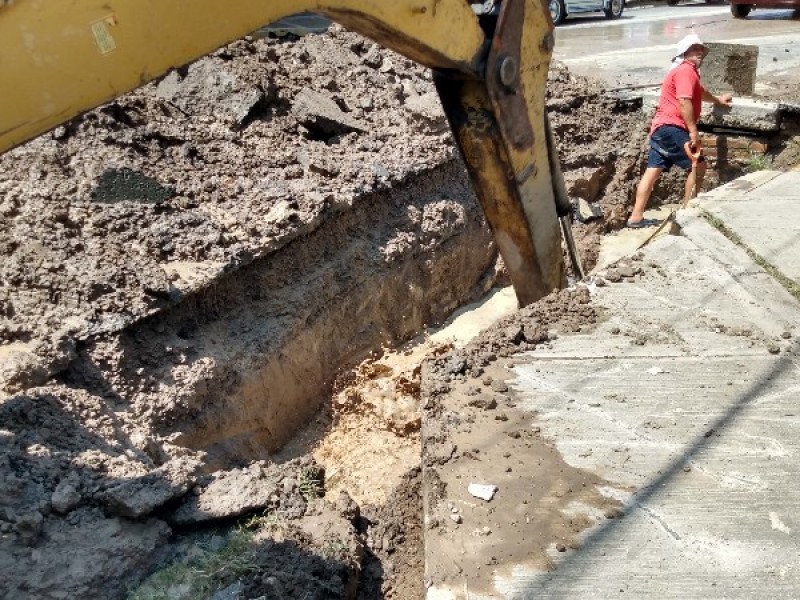 Fuga de agua potable ocasiona socavón en Valles de Matatipac